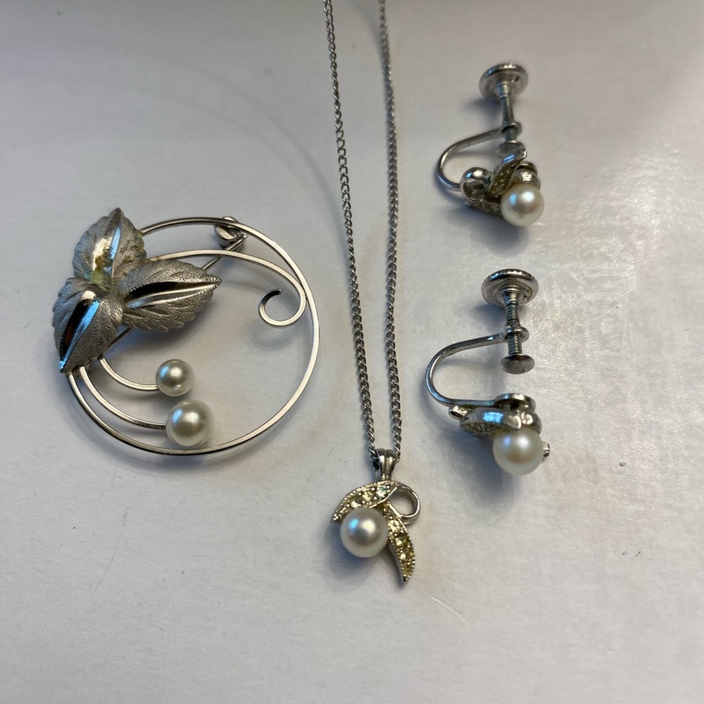 Bond Boyd Pearl and sterling Silver Leaf Pendant Necklace with Matching Clips